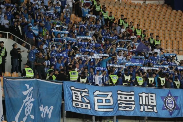 今日，电影《阿修罗》曝光了一组别出心裁的;叛军山全景版海报，九张海报聚合是极具史诗感的阿修罗界叛军山全景，而每一部分点开却又各有千秋，苍茫厚重的叛军山、雄伟华丽的欲望战舰、奇异诡谲的生长系植物等诸多阿修罗界景色尽收眼底